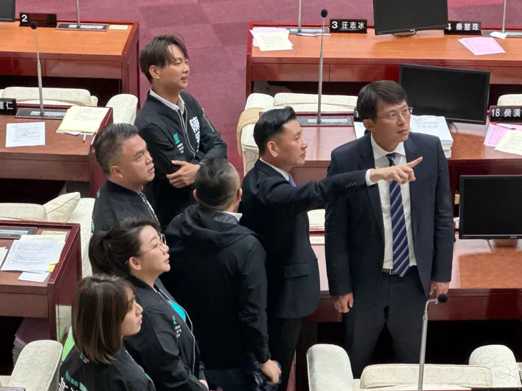 戴錫欽帶領黃國昌與黨團4位議員走訪議場。記者張綵茜攝