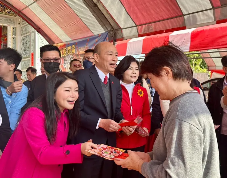 立法院長韓國瑜昨（30）日初二回娘家，從雲林西螺出發，展開春節祈福行程，與雲林立委張嘉郡、雲林縣長張麗善一起到新天宮、福興宮參香祈福。張嘉郡辦公室提供