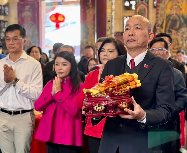 立法院長韓國瑜昨（30）日初二回娘家，從雲林西螺出發，展開春節祈福行程，與雲林立委張嘉郡、雲林縣長張麗善一起到新天宮、福興宮參香祈福。張嘉郡辦公室提供