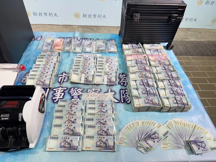 警方查扣上千萬元現金，都是民眾遭詐騙的血汗錢。翻攝畫面