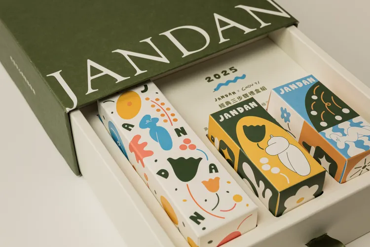 簡單植感春彩三步驟禮盒組，限量300組，4130元。品牌提供