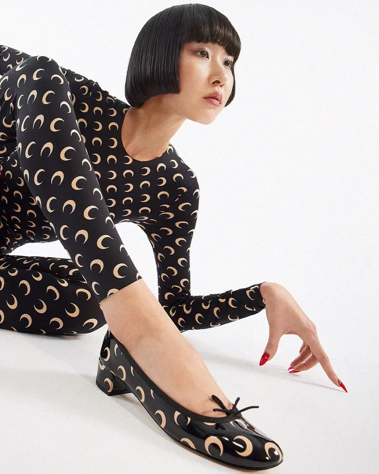 彎月圖樣將Repetto原先的優雅俏皮風格增添前衛時髦感。品牌提供