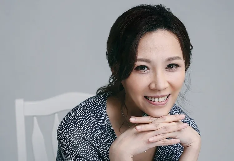 財經網美胡采蘋分析鍾明軒的說詞。翻攝《Emmy追劇時間》粉絲頁