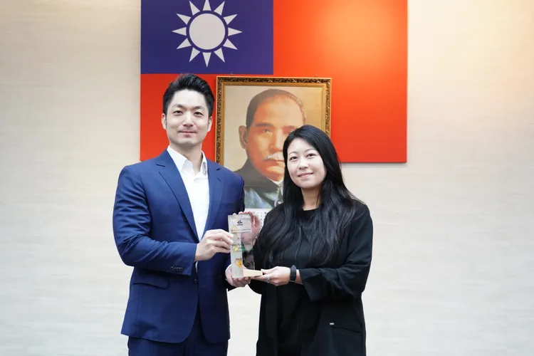 小鹿文娛旗下路徒 PLUS 行旅營運副總江佩如從台北市長蔣萬安手中接下「管理督導組」個人獎項。業者提供