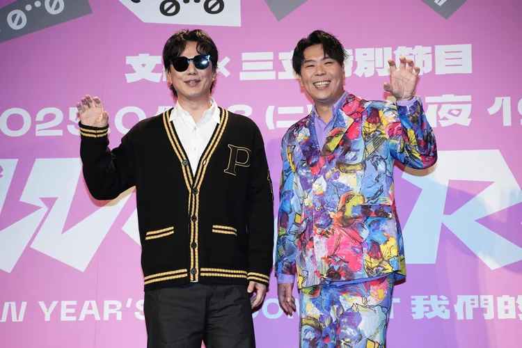 蕭煌奇（左一）和邵大倫互開玩笑。彭欣偉攝