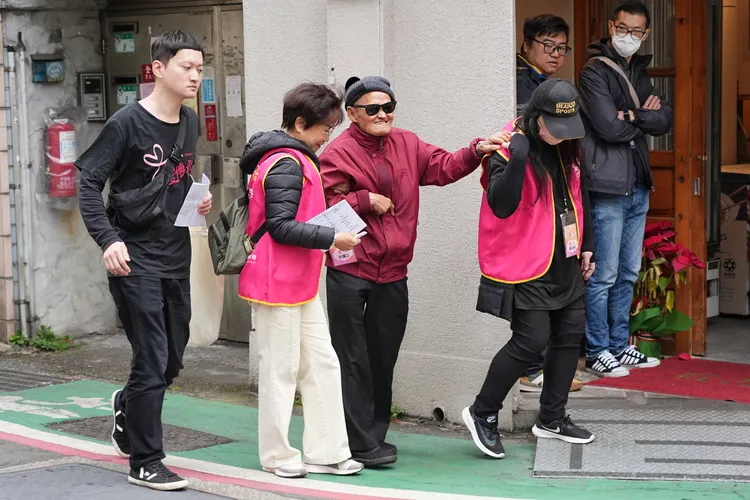 李炳輝（中）表示今年尾牙接了3、4場。彭欣偉攝