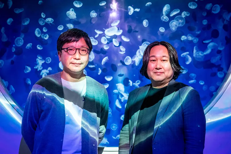 Xpark與日本頂尖創意藝術團隊合作推出首波強檔「Xpark光之海月by NAKED, INC.」，製作人原輝明(右)與Xpark經理寺脇隆男(左)現場合影。業者提供