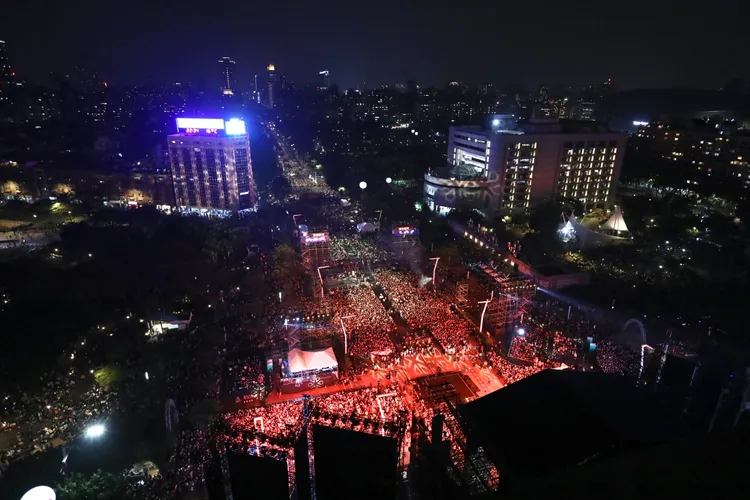 「台北最High新年城-2025跨年晚會」活動現場人數突破9.5萬人。莊宗達攝