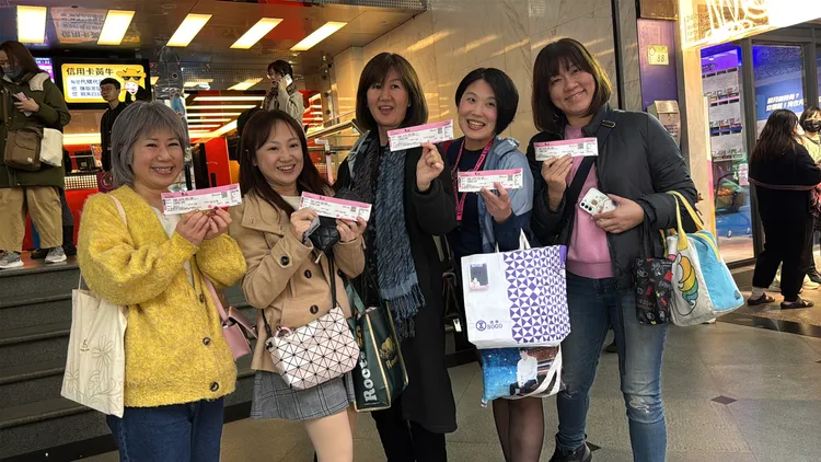 不少影迷到場支持玄彬，秀出要價2099元的特映會門票。彭欣偉攝