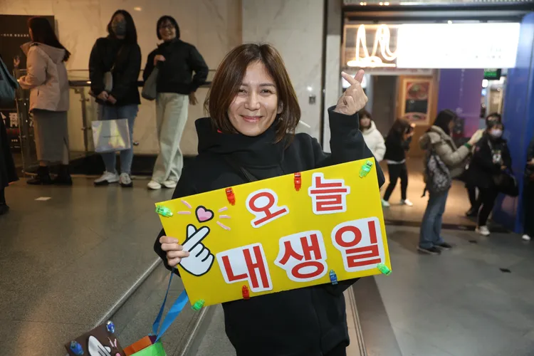 有影迷今天是壽星，拿著「今天我生日」的看板。彭欣偉攝