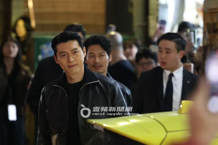 玄彬結束影人特映會走出戲院，露出深邃酒窩。特勤中心攝