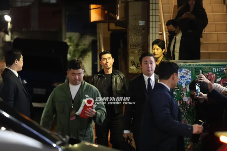 玄彬、朴勳跟影迷互動半個小時後走出戲院。特勤中心攝