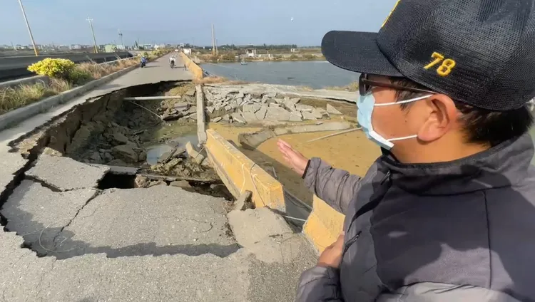 雖然現行法規防汛道路發生車損需自負責任，當地里長表示將協助爭取國賠。民眾提供