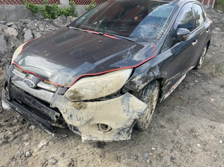 男子車輛毀損嚴重。民眾提供