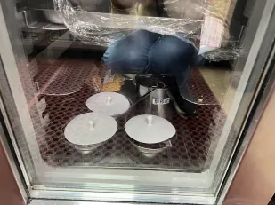 冷藏冰箱食材未妥善覆蓋。北市衛生局提供