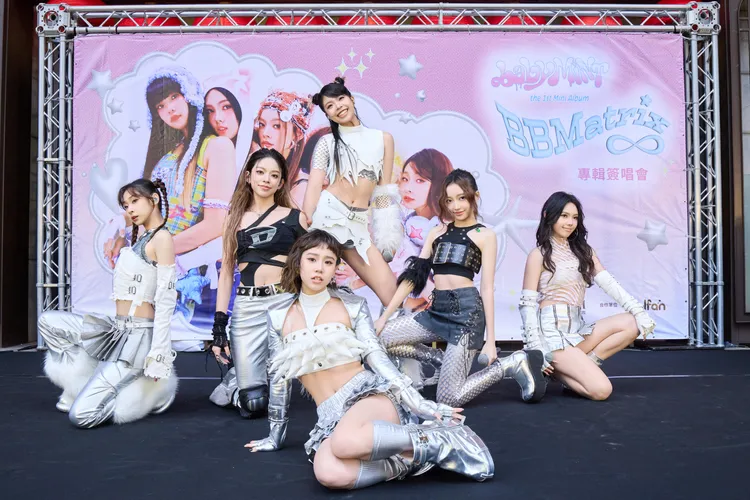 babyMINT（前排：品妡／中排左起：熙妍、粼粼、栩栩、Vikky／後排：丞妘）)不畏寒流演出。華研國際提供