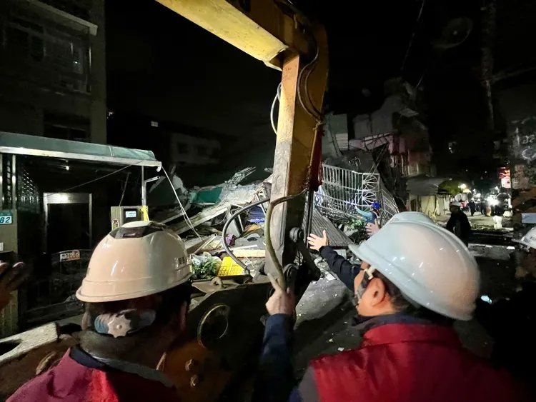 侯友宜昨晚趕到現場關心居民撤離狀況與拆除進度，強調會追究業者責任，要求其負起損害賠償責任。新聞局提供