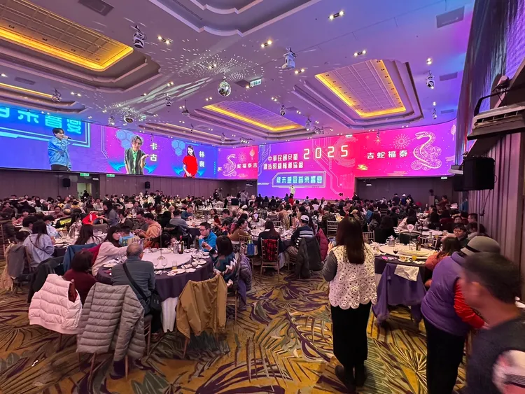 課照協會席開110桌，並請來林襄主持，熱鬧非凡。曾佳俊攝