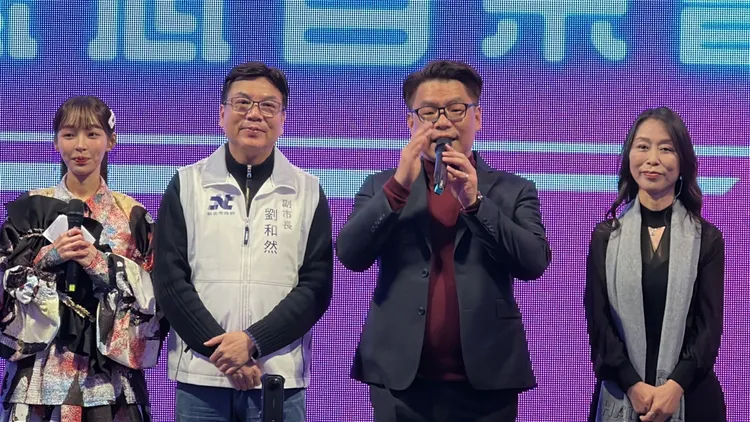 課照協會理事長曾承逸(右二)感謝老師們一年來的辛勞。曾佳俊攝