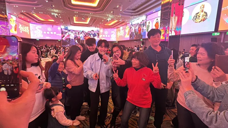 黃文星壓軸演唱走下台與老師們互動，大家搶著合影陷入瘋狂。曾佳俊攝