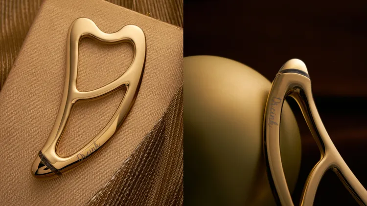 DR.CINK 24K金EMS微電流美容雕塑儀，尾翼頂端擁有穴位磁力按摩頭。品牌提供