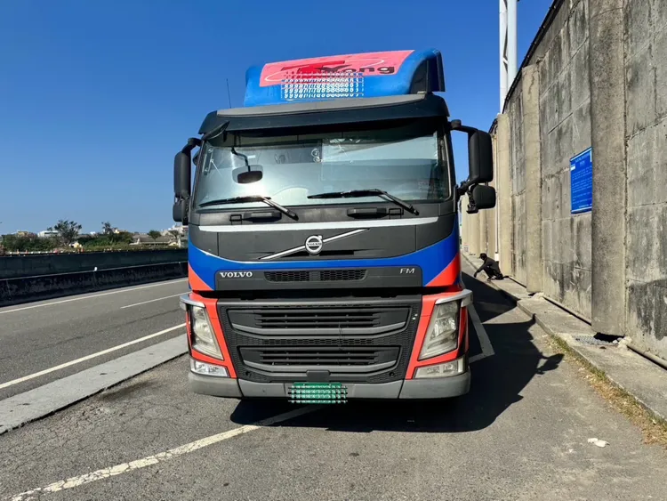 傅男開著曳引車要到口湖休息站，閃避不及撞上吳婦騎乘機車。民眾提供