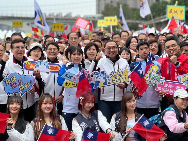 新北市首次將元旦升旗結合健走，並與知名卡通《救援小英雄波力Poli》合作，打造童趣嘉年華。大家大聲喊出「勇往直前一起GO!」，象徵為2025揭開美好篇章。民政局提供