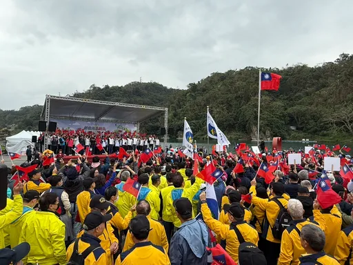 新北元旦升旗4千人不畏低溫湧碧潭健走 侯友宜:團結台灣用「雙和」促國家進步
