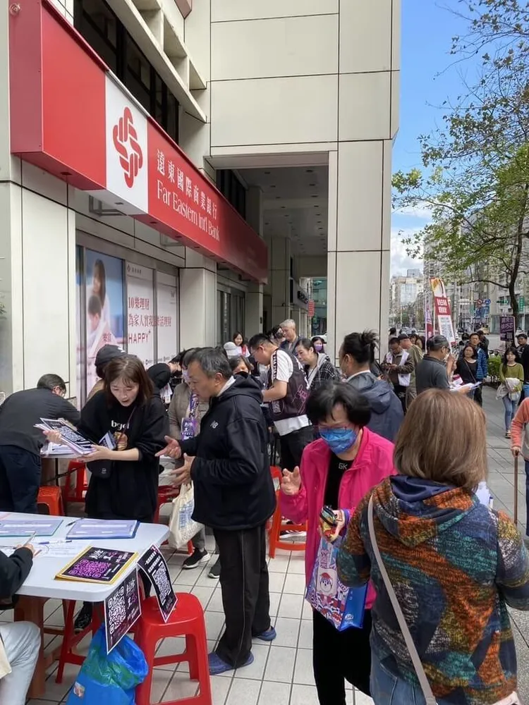 「剷除黑芯-信義南松山罷免團隊」攜手「山除薇害團隊」和「大安強強滾團隊」在台北捷運南京三民站出口處開設公民連署櫃檯，4日估計有近2000人連署響應，5日活動熱絡程度與4日差不多。剷除黑芯-信義南松山罷免團隊提供