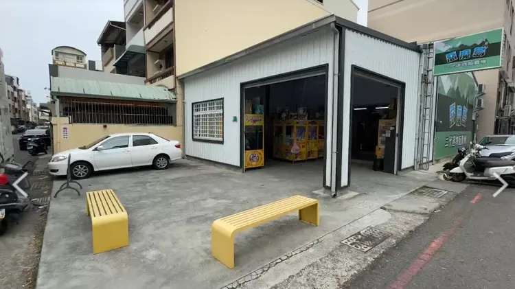 黃男對這處娃娃機店下手，沒想到被場主揪團逮住。民眾提供