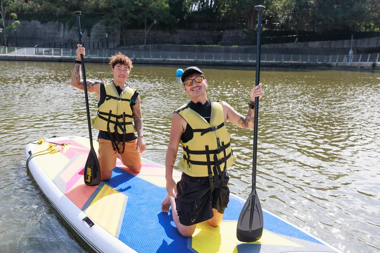 郭泓志（左起）、KID挑戰SUP水上競賽。好看娛樂提供