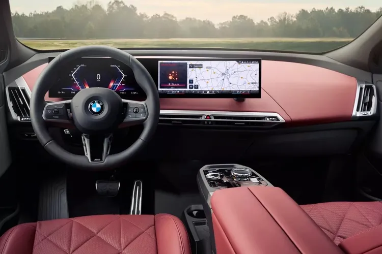 內裝仍維持熟悉的 BMW 曲面螢幕與 iDrive 8.5 介面，材質部分則提供多種選擇，包括超細纖維與Sensatec皮革混搭款式、Amido真皮與Castanea真皮等高級選擇，滿足不同消費者的需求。原廠照片