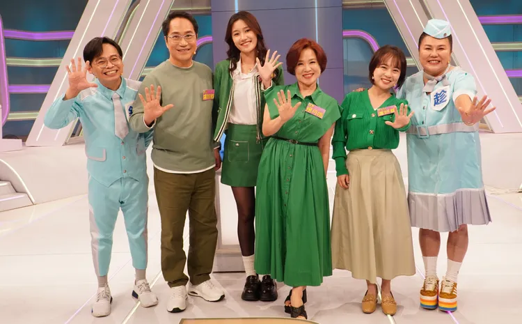 楊月娥（右三）帶全家來參賽，阿嬤更到錄影現場監督。公視台語台提供