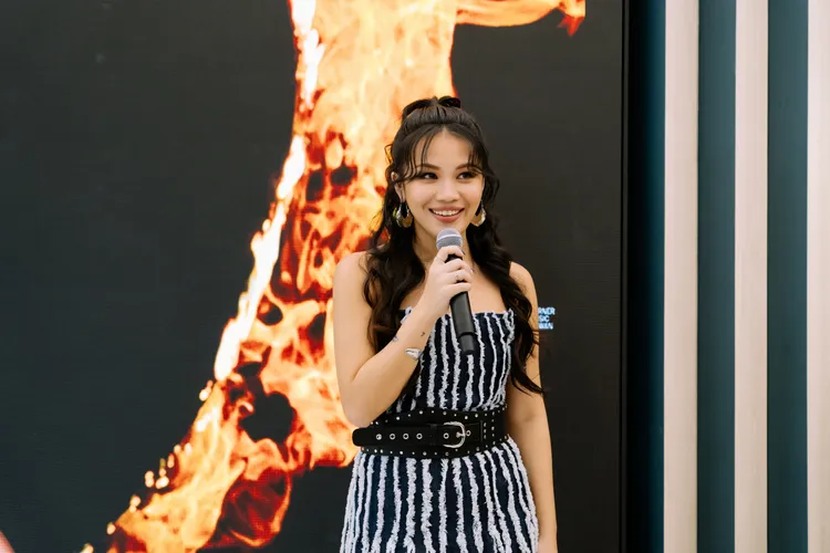 阿布絲現場演唱專輯新歌。華納音樂提供