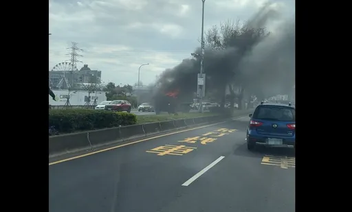 北市承德路火燒車濃煙竄天 駭人影片曝光!車頭慘遭燒毀