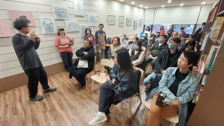 馬耀比吼12日到屏東「咖必冊店」以〈整個部落都是我們的教室〉為題分享推動全族語教室過程。凃建豐攝