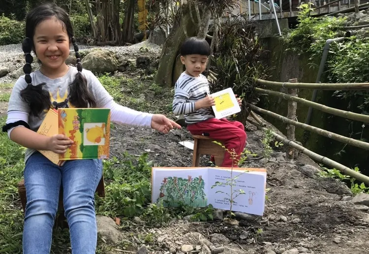 阿美族部落教室每天的戶外課程，孩子們都會一點一點地認識周遭環境，並嘗試接觸生活所需的技術。南島魯瑪社提供