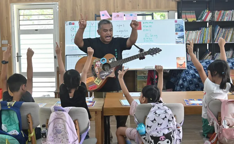 魯凱部落教室的音樂課習，老師教唱古調與自創的歌曲。南島魯瑪社提供