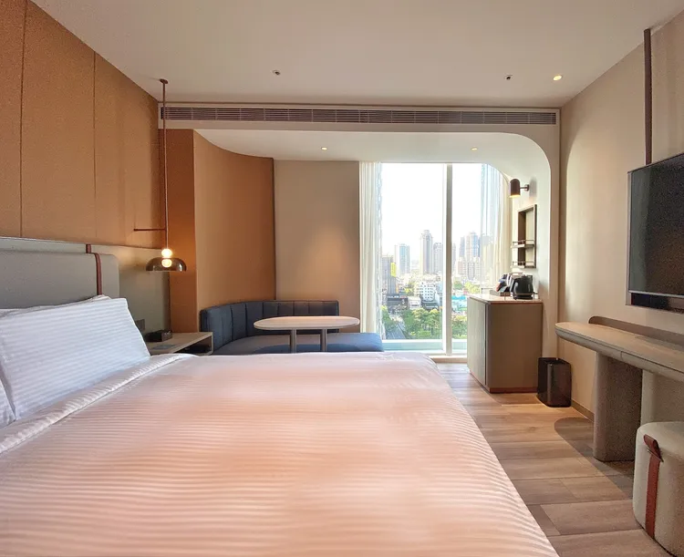 「采．寓 halo house」試營運期間，平日入住雙人房優惠價3588元起，包含兩客卡啡那早餐。長榮提供