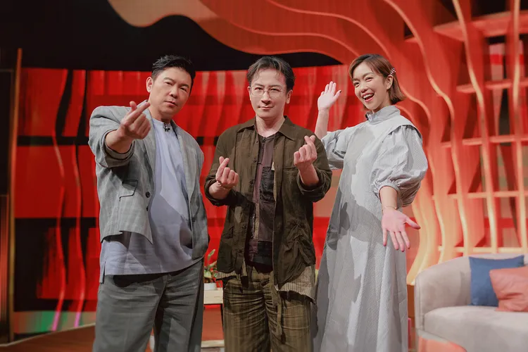 劉謙（中）與主持人曾國城（左）、大霈合影。民視提供