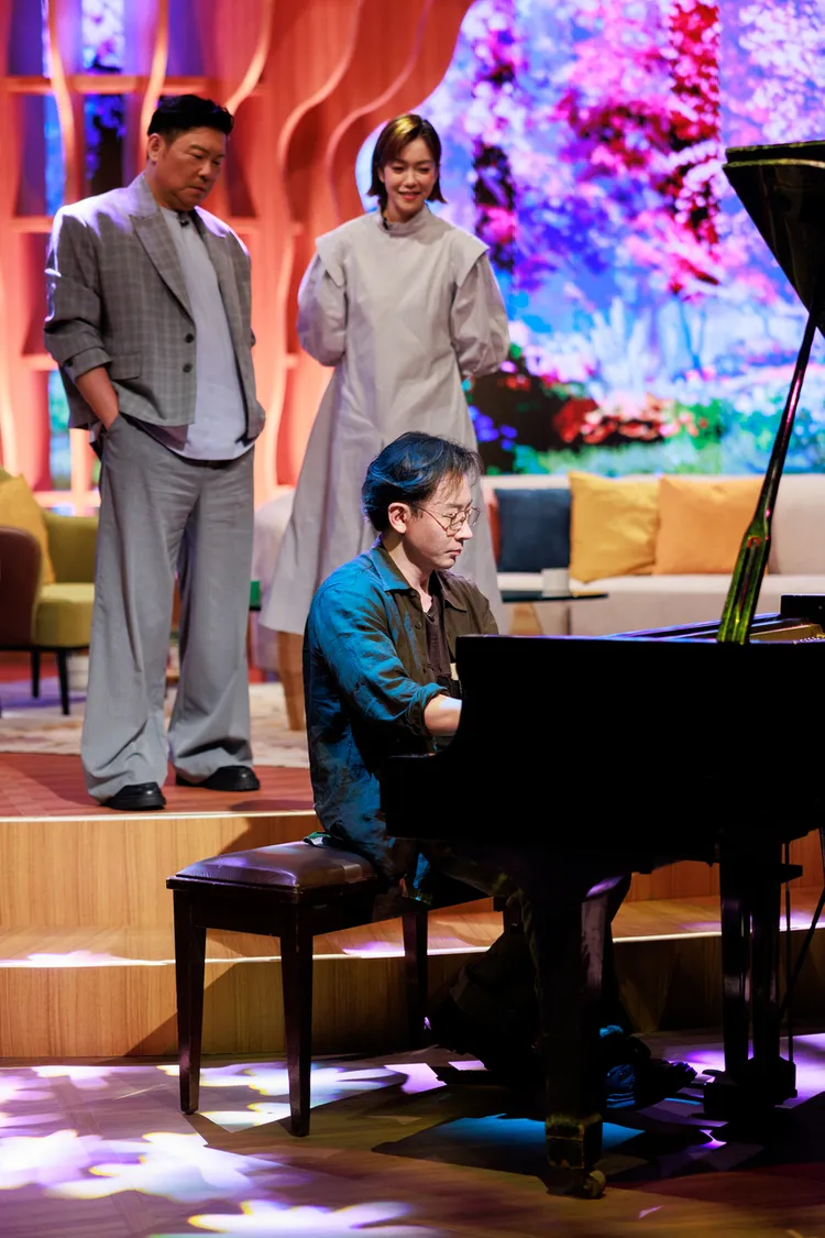 劉謙現場小露一首鋼琴名曲，是他昔日以背下指法「硬練」出來的成果。民視提供