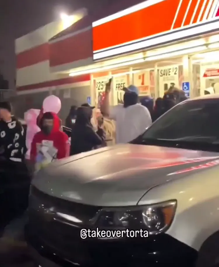 有人打劫之餘還不忘自拍。翻攝自X