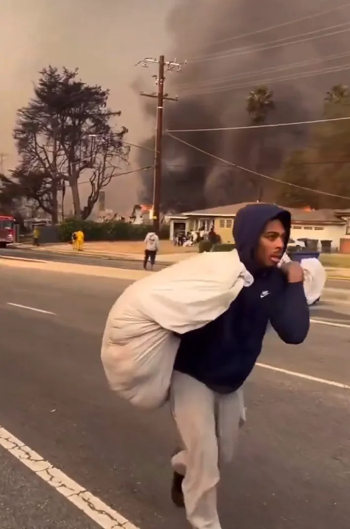 打劫得手的民眾。翻攝自X