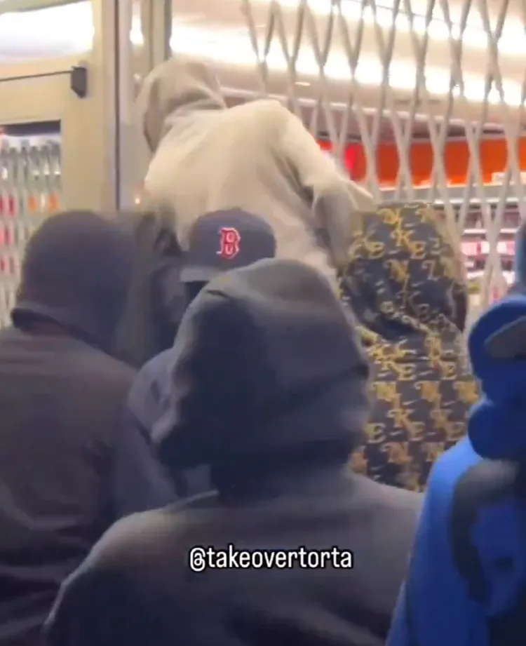 許多人闖入上鎖的商店準備打劫。翻攝自X