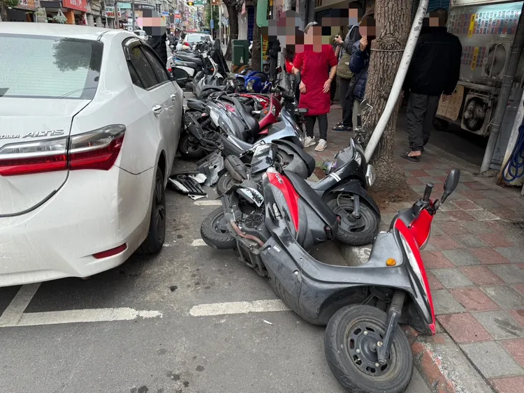 機車如骨牌般被撞倒。警方提供