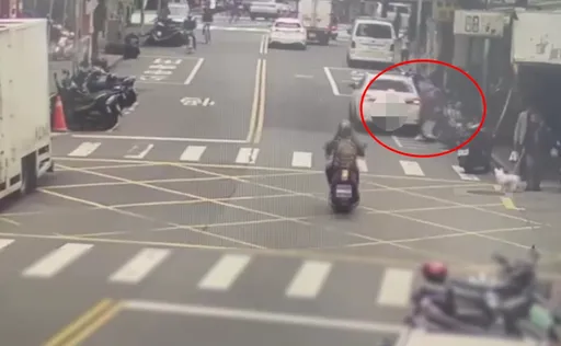 新北小客車衝撞路邊8機車　又跟這東西有關！警查獲他車上大量毒品