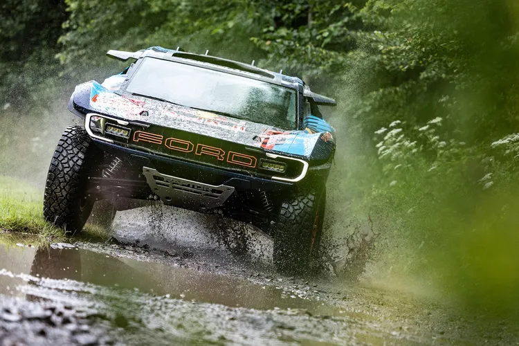 2025年達卡拉力賽從比沙（Bisha）啟程，賽事包括48小時計時賽和馬拉松賽段，選手需穿越極具挑戰性的魯卜哈利沙漠，最終抵達終點舒拜塔（Shubaytah）。原廠照片