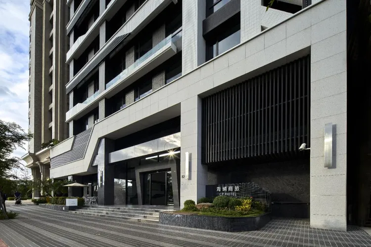 「桃園」燈會這此以「無限樂園島」為主題，打造出結合互動體驗、傳統藝術與新潮 AI 科技的華麗雙展區。業者提供