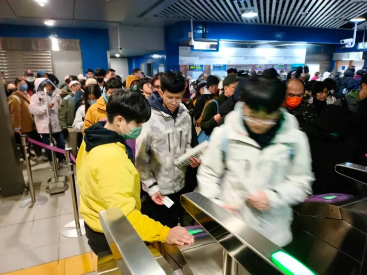 桃捷搭車人潮。桃捷公司提供