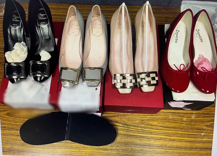 提袋內有數雙精品高跟鞋。警方提供